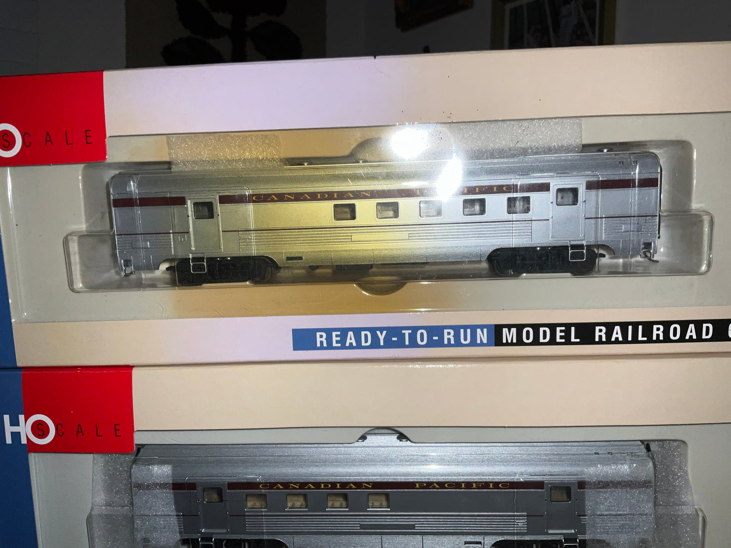 Walthers - 932-6449 Canadian Pacific car, silver.