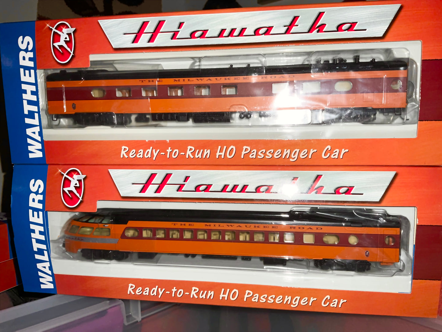 Walthers - set of 4 Hiawatha Twin Cities cars, 1955 livery.