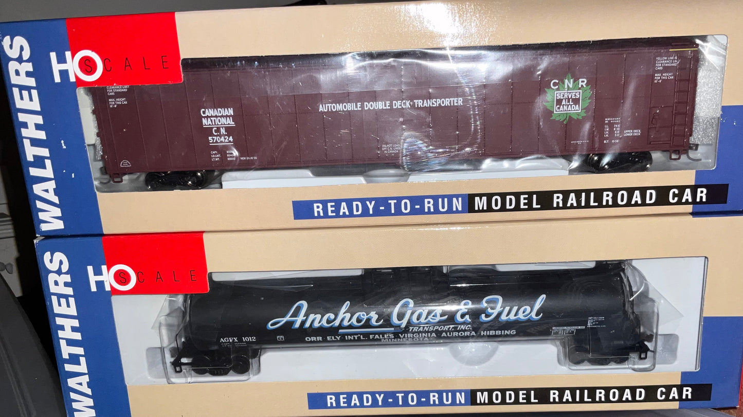 Walthers - set of 2 Freight cars. 932-6223 CN Auto carrier and 932-7302 LPG Tank