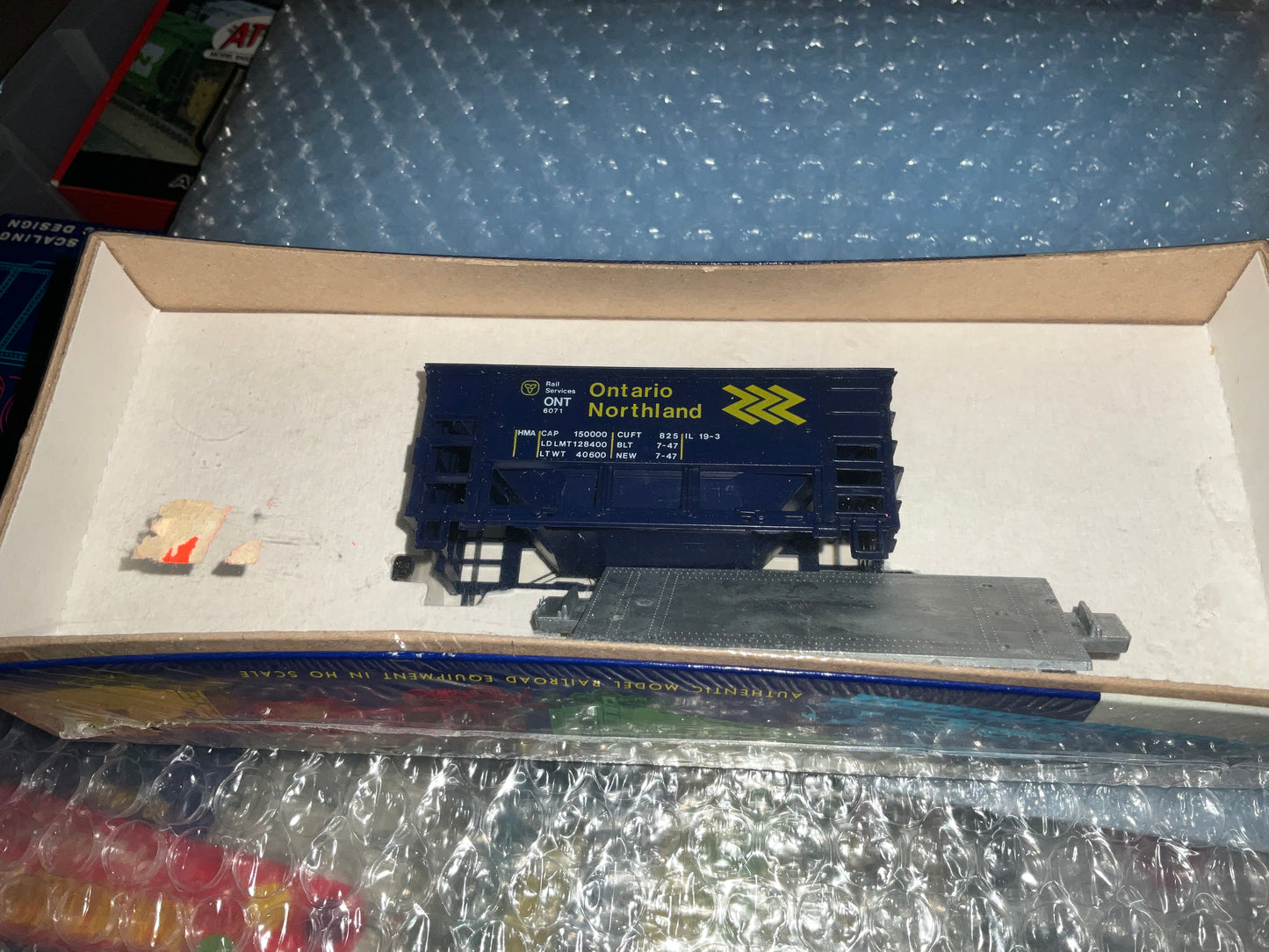 Roundhouse - Item #1418 - Ontario Northland ORE Hopper kit. in blue box