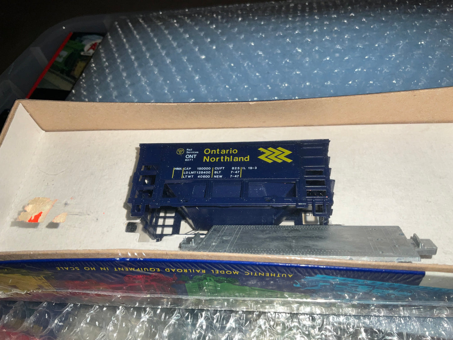 Roundhouse - Item #1418 - Ontario Northland ORE Hopper kit. in blue box